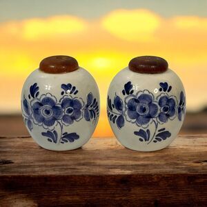Vintage Delft Blue Salt & Pepper Shakers Holland Netherlands Flower Wood Top 2.5